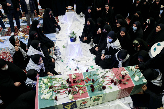 تشییع شهید گمنام در جمع دختران مدرسه امام رضا(ع)