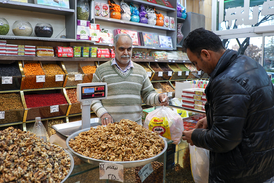 بازار میوه و آجیل در آستانه شب یلدا