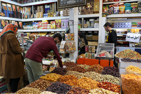 بازار میوه و آجیل در آستانه شب یلدا