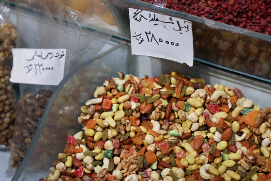 بازار میوه و آجیل در آستانه شب یلدا