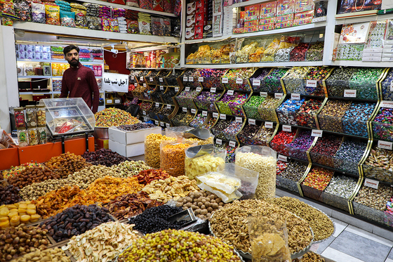 بازار میوه و آجیل در آستانه شب یلدا