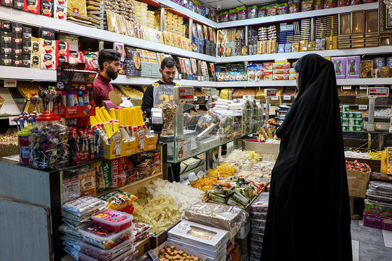 بازار میوه و آجیل در آستانه شب یلدا