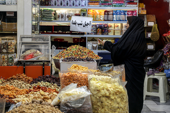 بازار میوه و آجیل در آستانه شب یلدا
