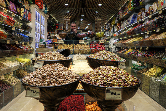 بازار میوه و آجیل در آستانه شب یلدا