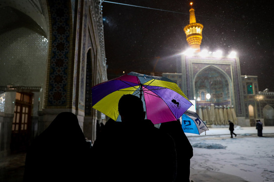 بارش برف در حرم مطهر رضوی