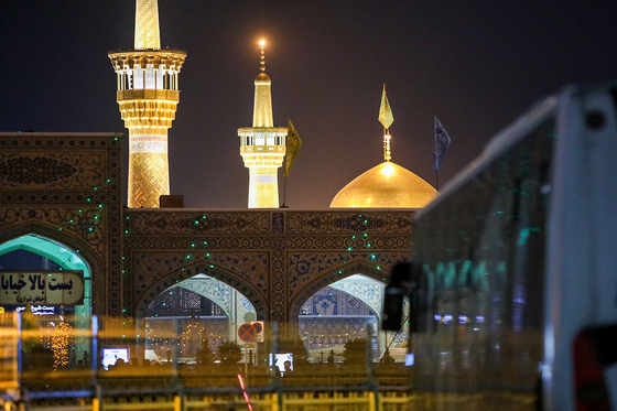 گلباران حرم مطهر رضوی در شب میلاد جوادالائمه (ع)