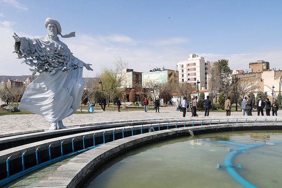 آیین رونمایی از المان «مرغ باغ ملکوت»