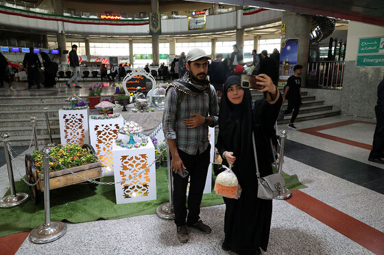  ورود مسافران نوروزی به مشهد 
