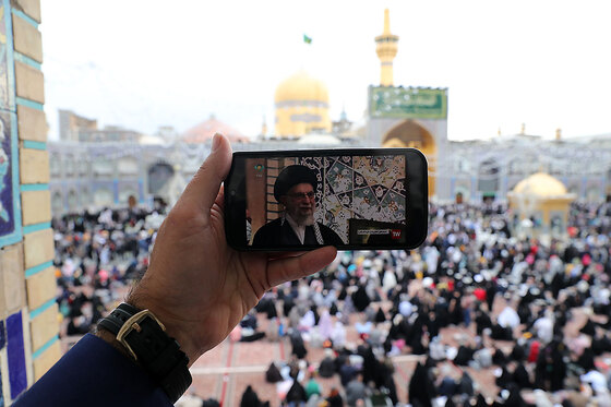 حال و هوای حرم مطهر رضوی در زمان سخنرانی نوروزی مقام معظم رهبری