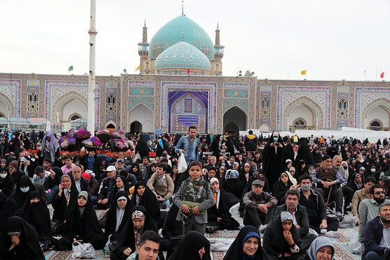 حال و هوای حرم مطهر رضوی در زمان سخنرانی نوروزی مقام معظم رهبری