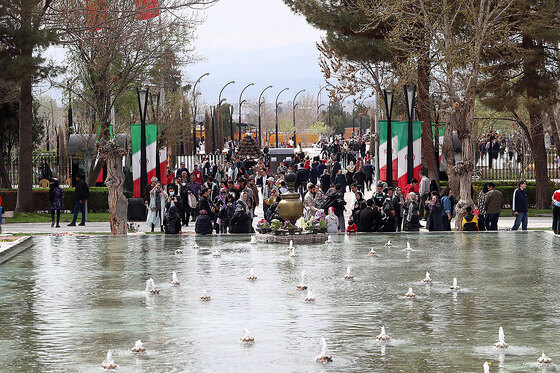 مسافران نوروزی در آرامگاه فردوسی