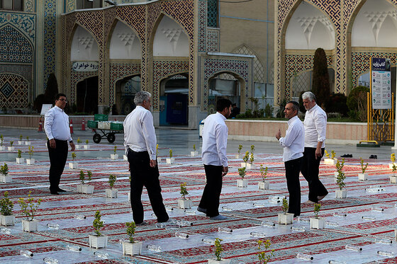 توزیع افطاری در باب الکاظم حرم مطهر رضوی