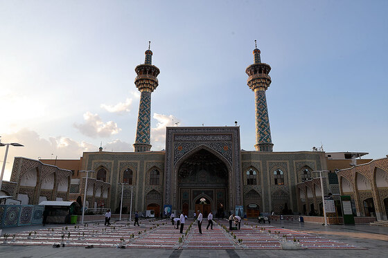 توزیع افطاری در باب الکاظم حرم مطهر رضوی