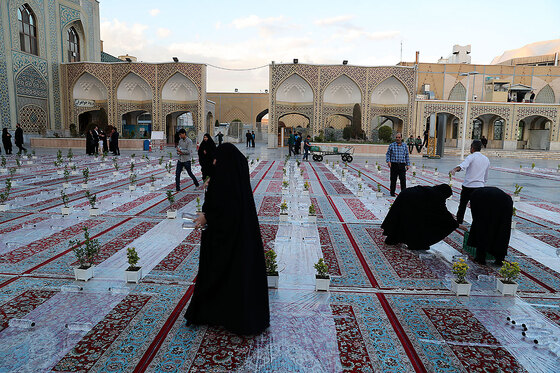 توزیع افطاری در باب الکاظم حرم مطهر رضوی