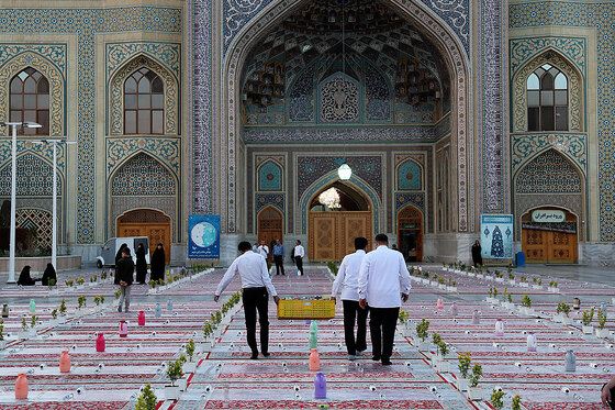 توزیع افطاری در باب الکاظم حرم مطهر رضوی