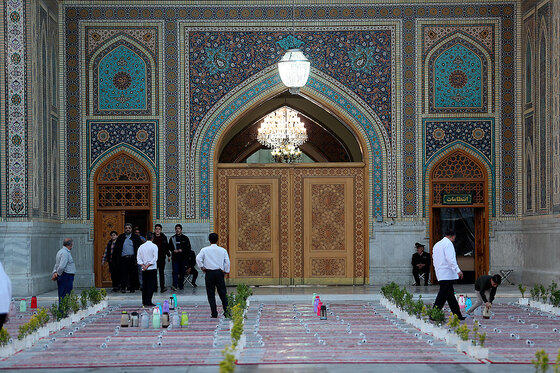توزیع افطاری در باب الکاظم حرم مطهر رضوی