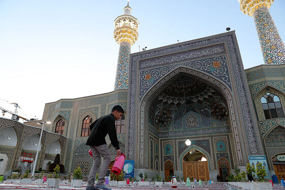 توزیع افطاری در باب الکاظم حرم مطهر رضوی