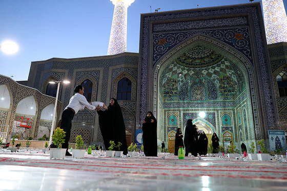 توزیع افطاری در باب الکاظم حرم مطهر رضوی