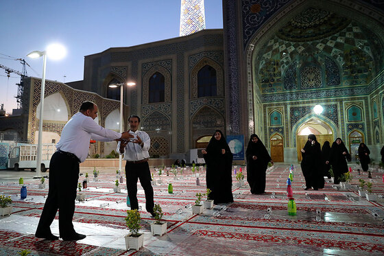 توزیع افطاری در باب الکاظم حرم مطهر رضوی