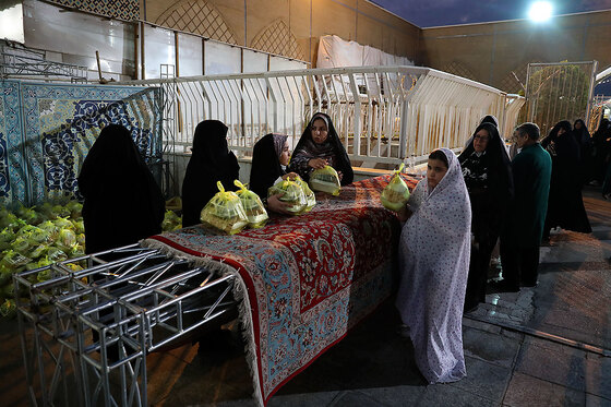 توزیع افطاری در باب الکاظم حرم مطهر رضوی