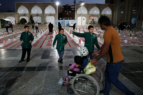 توزیع افطاری در باب الکاظم حرم مطهر رضوی