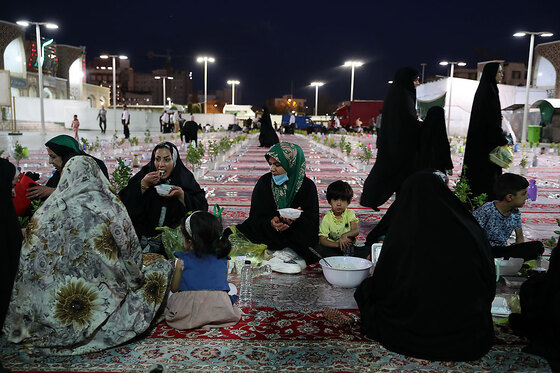 توزیع افطاری در باب الکاظم حرم مطهر رضوی