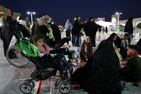 توزیع افطاری در باب الکاظم حرم مطهر رضوی
