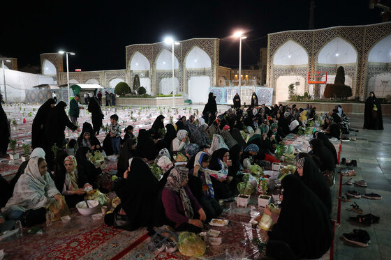 توزیع افطاری در باب الکاظم حرم مطهر رضوی