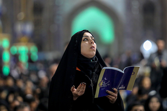 مراسم احیاء شب ۱۹ ماه رمضان در حرم مطهر رضوی