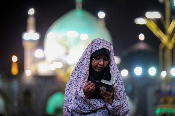 مراسم احیاء شب ۱۹ ماه رمضان در حرم مطهر رضوی