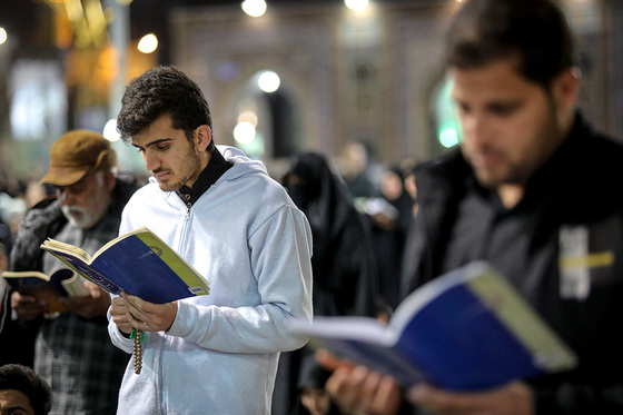 مراسم احیاء شب ۱۹ ماه رمضان در حرم مطهر رضوی