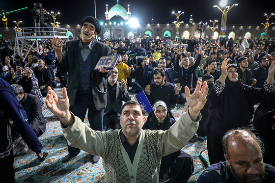 مراسم احیاء شب ۱۹ ماه رمضان در حرم مطهر رضوی