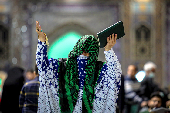 مراسم احیاء شب ۱۹ ماه رمضان در حرم مطهر رضوی