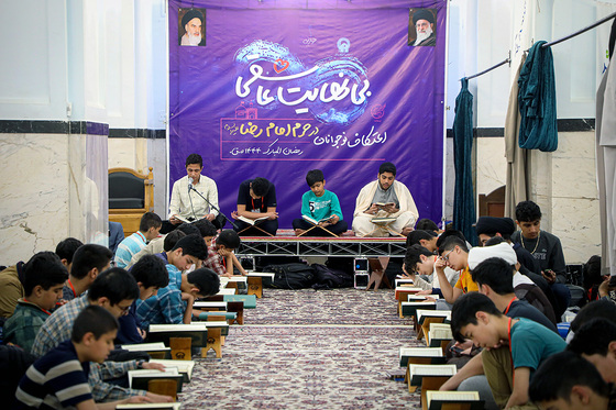 اعتکاف نوجوانان دهه هشتادی در حرم مطهر رضوی