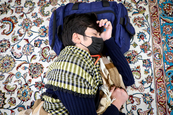 اعتکاف نوجوانان دهه هشتادی در حرم مطهر رضوی