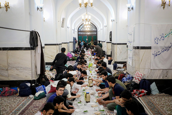 اعتکاف نوجوانان دهه هشتادی در حرم مطهر رضوی