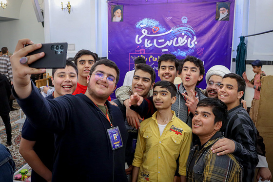 آخرین روز اعتکاف نوجوانان دهه هشتادی در حرم مطهر رضوی