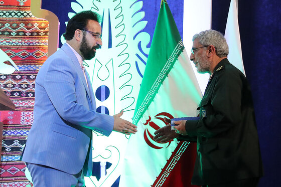 مراسم رونمایی از تقریظ رهبر انقلاب بر کتاب 