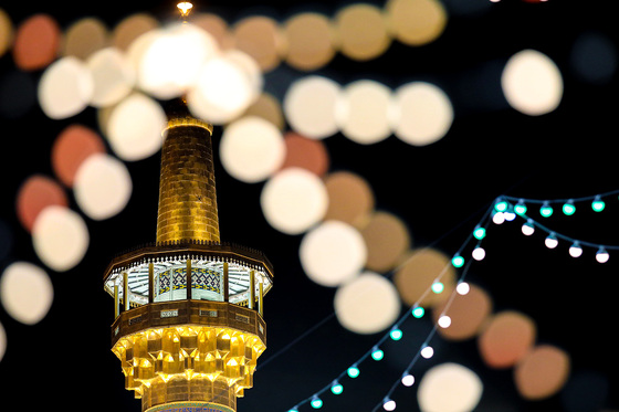 چراغانی و گل آرایی حرم مطهر رضوی به مناسبت میلاد امام رضا (ع)