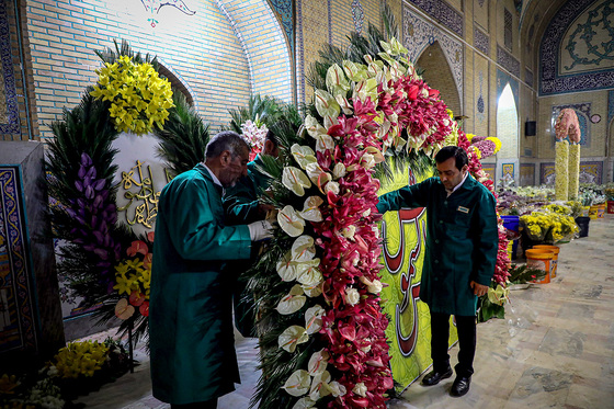 چراغانی و گل آرایی حرم مطهر رضوی به مناسبت میلاد امام رضا (ع)