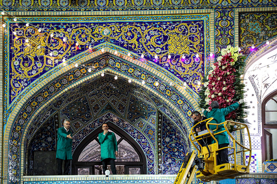 چراغانی و گل آرایی حرم مطهر رضوی به مناسبت میلاد امام رضا (ع)