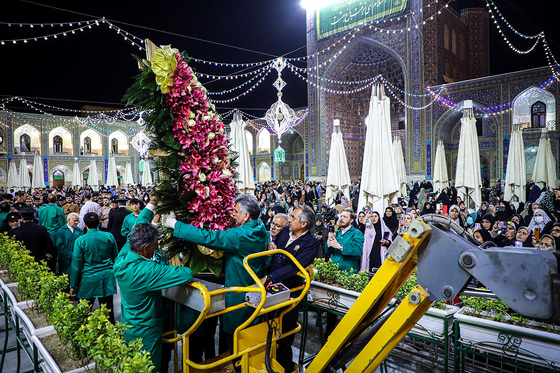چراغانی و گل آرایی حرم مطهر رضوی به مناسبت میلاد امام رضا (ع)