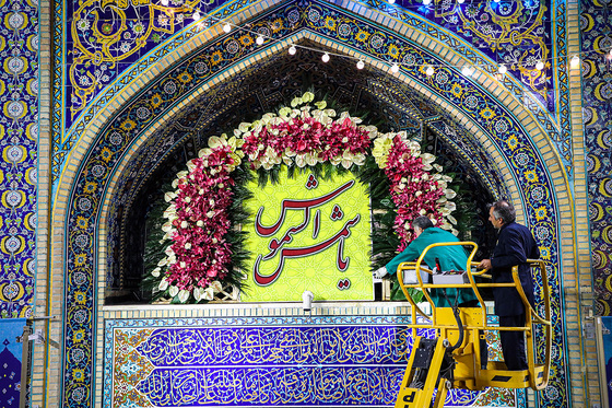 چراغانی و گل آرایی حرم مطهر رضوی به مناسبت میلاد امام رضا (ع)