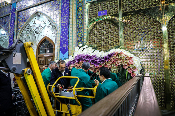 چراغانی و گل آرایی حرم مطهر رضوی به مناسبت میلاد امام رضا (ع)
