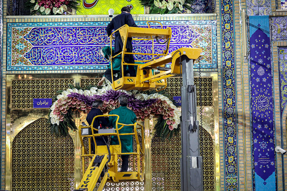 چراغانی و گل آرایی حرم مطهر رضوی به مناسبت میلاد امام رضا (ع)