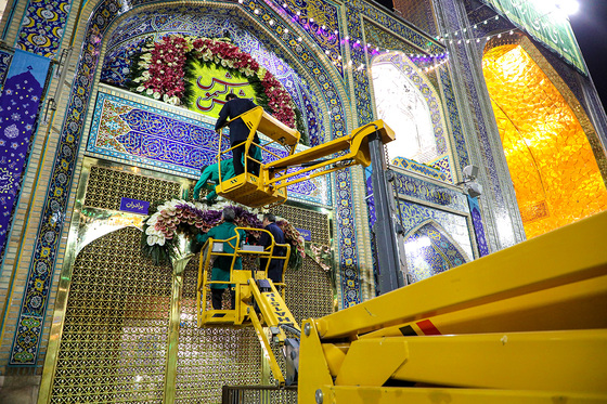 چراغانی و گل آرایی حرم مطهر رضوی به مناسبت میلاد امام رضا (ع)