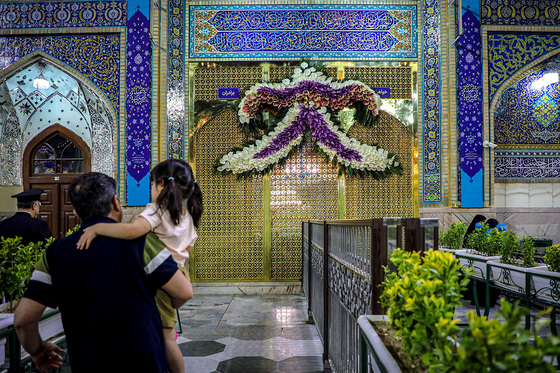 چراغانی و گل آرایی حرم مطهر رضوی به مناسبت میلاد امام رضا (ع)