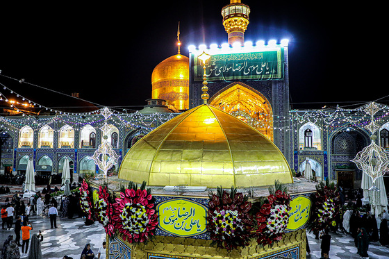 چراغانی و گل آرایی حرم مطهر رضوی به مناسبت میلاد امام رضا (ع)
