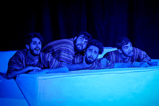 نمایش آئینی «آهوان» 