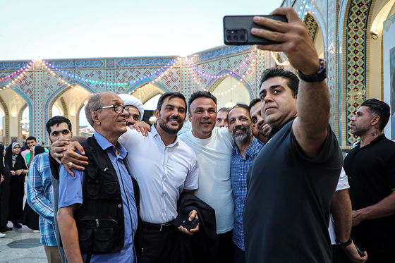 عرض ارادت قهرمانان ورزش ایران در بارگاه منور رضوی